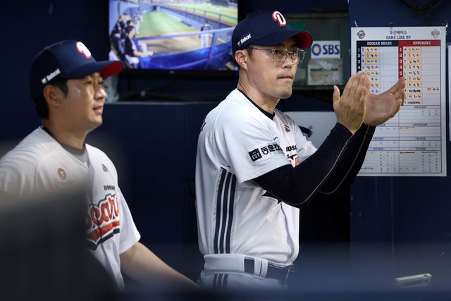 두산 조성환 감독대행(오른쪽)