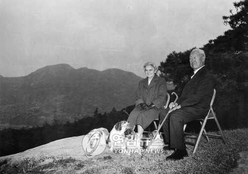 해피 등 반려견들을 이끌고 북악산을 찾은 이승만 대통령 내외