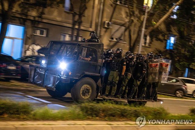 세르비아 수도 베오그라드의 진압 경찰들 