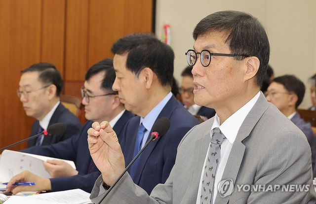원화 스테이블코인 관련 추가 보고하는 이창용 총재
