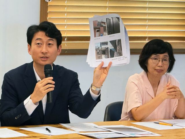 주민들 피해 내용 들어 보이는 서태경 민주당 사상구 지역위원장