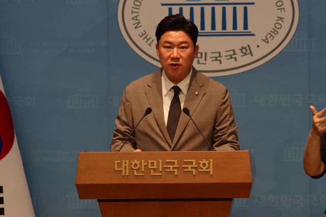 기자회견을 하는 국민의힘 진종오 의원