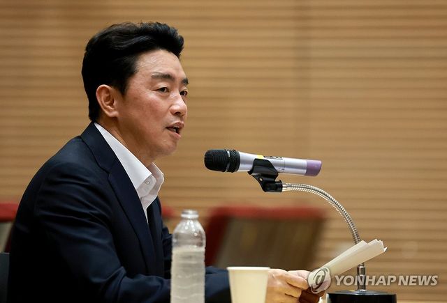 기자간담회에서 발언하는 강훈식 대통령비서실장