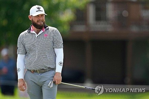 코스를 살피는 해턴.