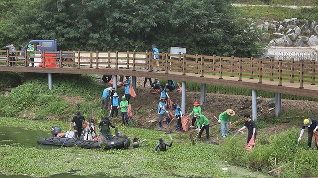 서산 풍전저수지서 수해 쓰레기 25t 수거