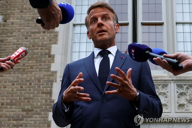 18일(현지시간) 미국 워싱턴DC 백악관에서 도널드 트럼프 대통령 등과 회담을 마치고 기자들에게 발언하는 에마뉘엘 마크롱 프랑스 대통령