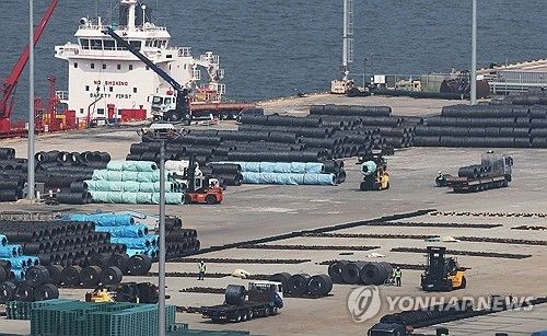 평택항에 쌓여 있는 철강 제품