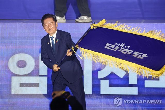 당기 흔드는 더불어민주당 정청래 신임 당대표