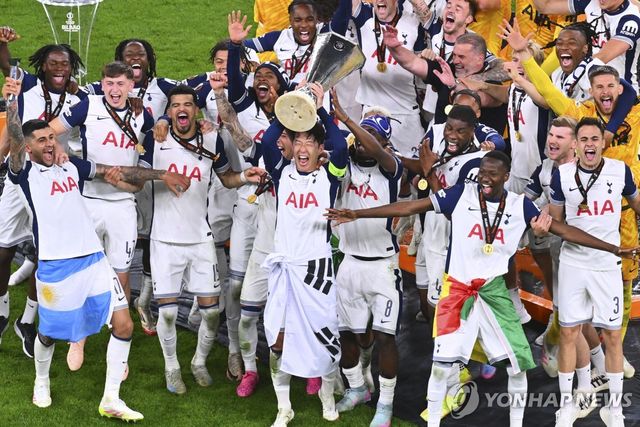 5월 22일(한국시간) 유로파리그 우승 트로피 들어 올린 손흥민