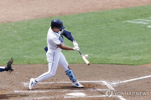 타격하는 김하성