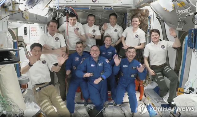 2일 ISS에 도착한 우주비행사들(앞줄 가운데 파란 옷 4명)
