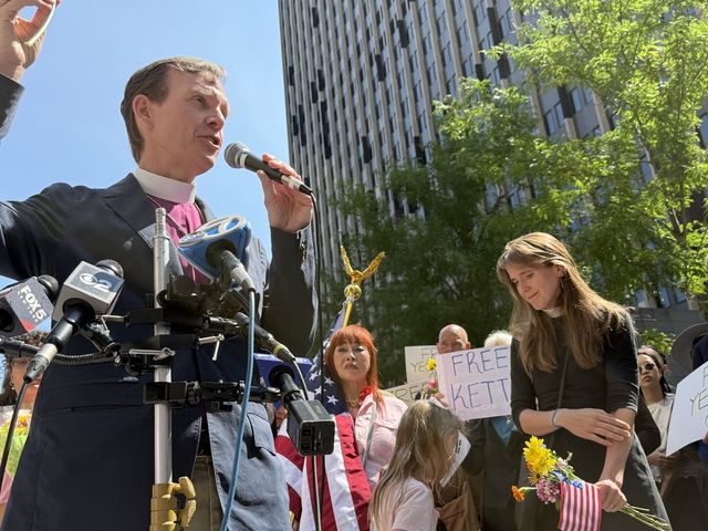 기자회견하는 성공회 뉴욕교구 주교