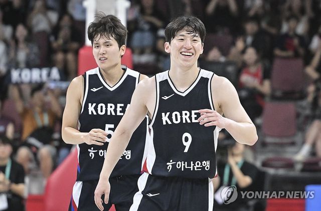 기뻐하는 이정현과 양준석