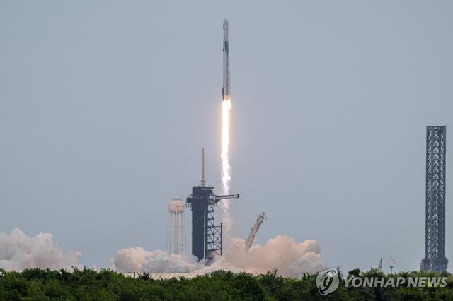 1일 NASA의 '크루-11' 임무를 위해 미국 플로리다에서 발사된 스페이스X 팰컨9 로켓 