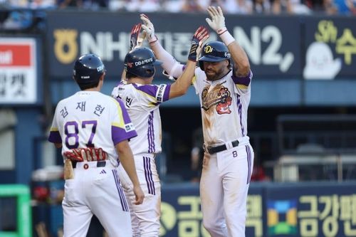 홈런 친 뒤 하이파이브 하는 케이브(오른쪽)