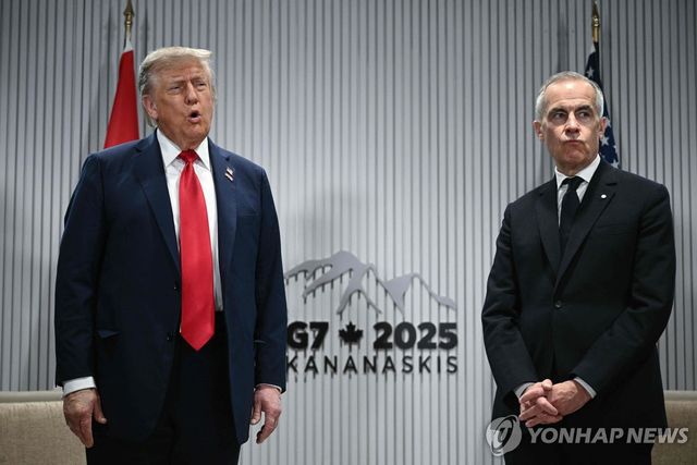 지난 6월 캐나다 앨버타주에서 열린 G7 정상회의에서 나란히 서 있는 도널드 트럼프 미국 대통령(왼쪽)과 마크 카니 캐나다 총리.[AFP=연합뉴스. 재판매 및 DB 금지]