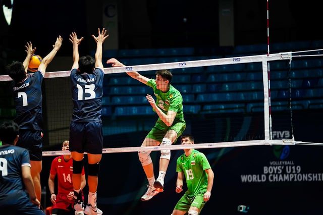 불가리아 공격을 블로킹하는 한국 U-19 남자배구 선수들