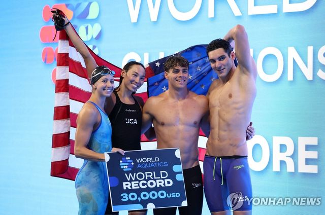 혼성 계영 400ｍ에서 세계 신기록으로 우승한 미국 선수들의 세리모니 모습.