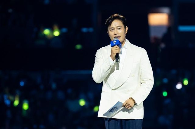 '케이콘 LA 2025' 오프닝 무대 오른 배우 이병헌