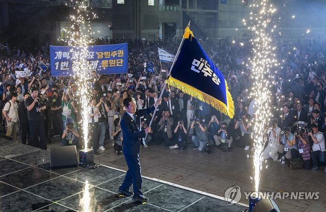 당기 흔드는 정청래 신임 당대표