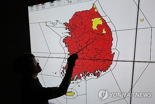 지난달 30일 서울 동작구 기상청 서울청사 모니터에 폭염특보 발효 지역이 표시되고 있다. [연합뉴스 자료사진]