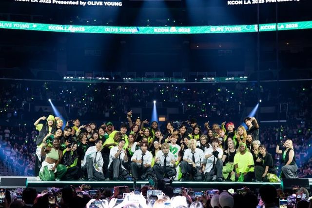 '케이콘 LA 2025'에서 스타와 팬들이 함께 꾸민 콘서트 무대