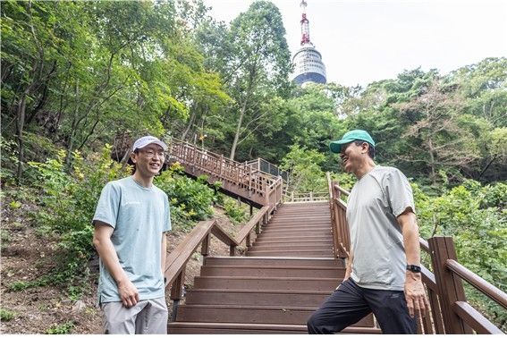 오세훈 서울시장(오른쪽), 정희원 서울시 건강총괄관(왼쪽)