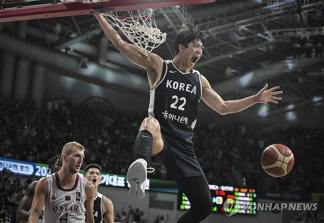 투핸드 덩크 넣는 여준석