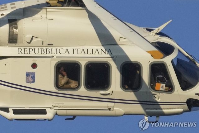 헬기 타고 등장한 교황
