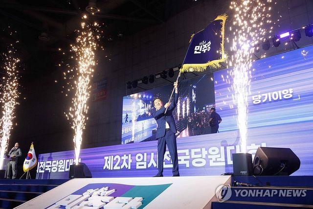 당기 흔드는 정청래 신임 당대표