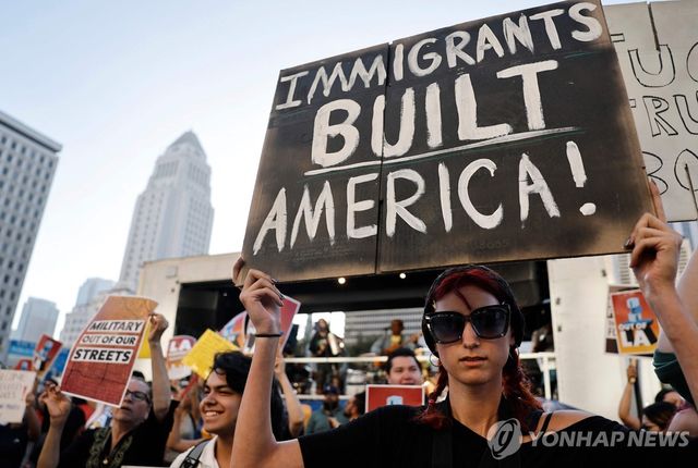 미 LA에서 트럼프 행정부의 이민자 단속에 반대하는 시위대