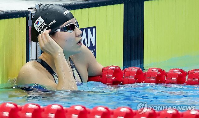 기록 확인하는 허연경.