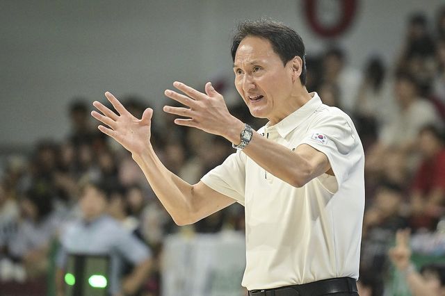 작전 지시하는 안준호 감독