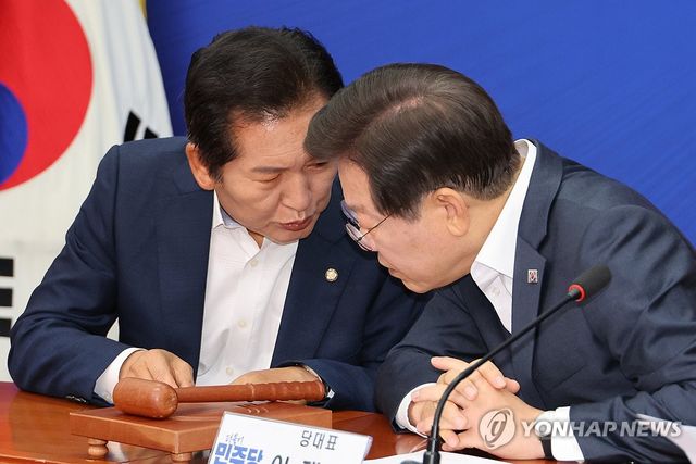 정청래 최고위원과 대화하는 이재명 대표