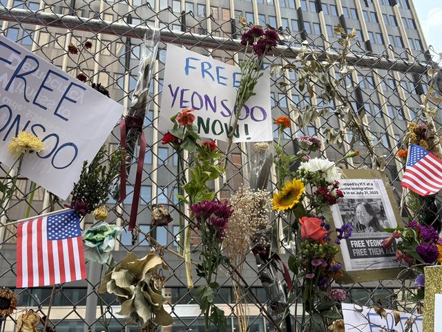 고연수씨 석방을 촉구하는 문구와 꽃