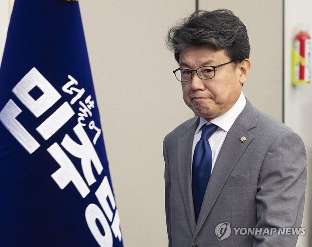 최고위원회의 입장하는 더불어민주당 진성준 정책위의장