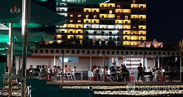 북한 원산갈마해안관광지구에 사람들로 연일 흥성