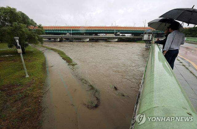 홍수주의보 발령된 광주천 유촌교