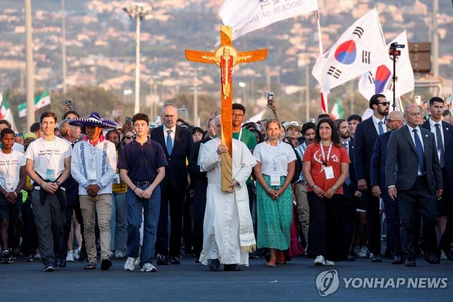 십자가를 들고 전 세계 청년들과 함께 걷는 교황