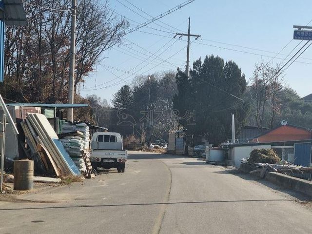 지난달 28일 법원 경매에서 춘천의 0.091㎡ 규모 도로 공유지분이 감정가 5천670원에 입찰에 부쳐져 1만원에 낙찰됐다. 이 물건은 경매 역사상 면적·감정가·낙찰가 등 '트리플' 최소·최저 기록을 깼다. [사진 지지옥션 제공. 재판매 및 DB 금지]