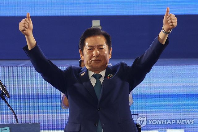 당원 향해 인사하는 정청래 신임 당대표