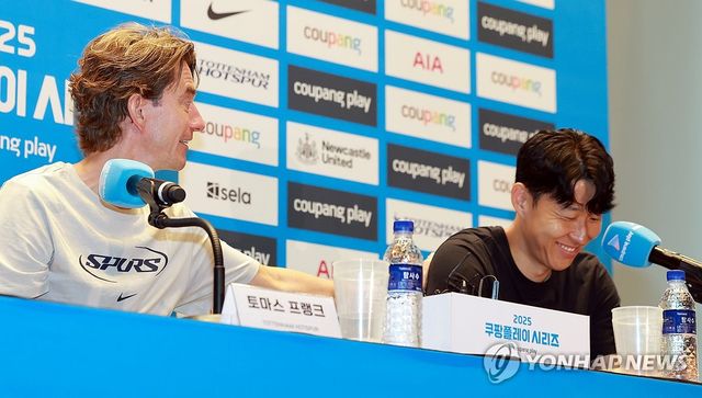 손흥민 등 두두리는 토마스 프랑크 감독