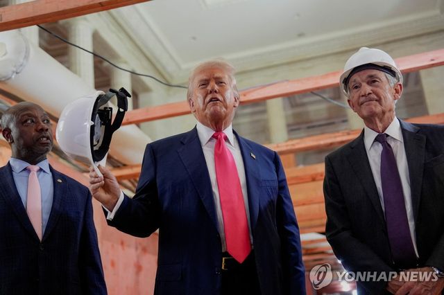 연준 방문한 트럼프