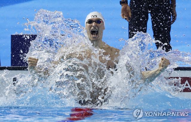 남자 접영 100ｍ에서 우승한 뒤 환호하는 막심 그루세.