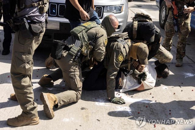 미 LA에서 체포 작전 벌이는 이민 당국 요원들 