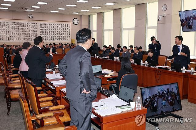 고성 오가는 법사위 전체회의