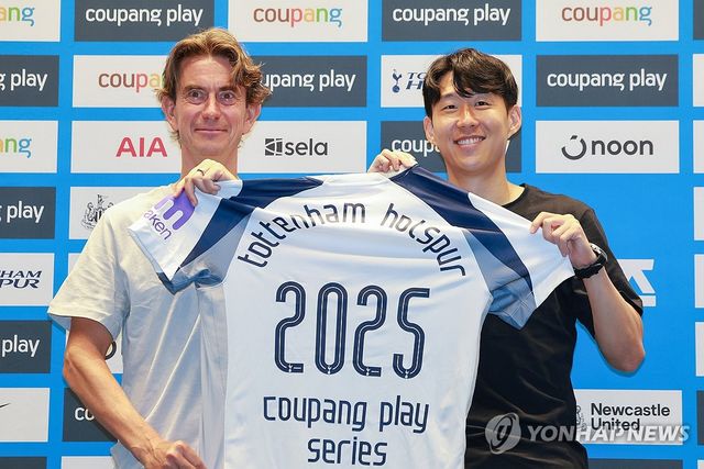 토트넘 토마스 프랑크 감독-손흥민, 쿠팡플레이 시리즈 기념촬영