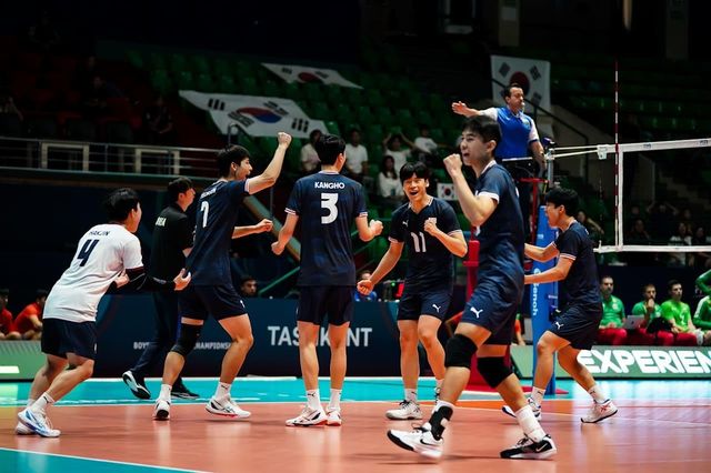 득점 후 기뻐하는 한국 U-19 남자배구 대표팀 선수들