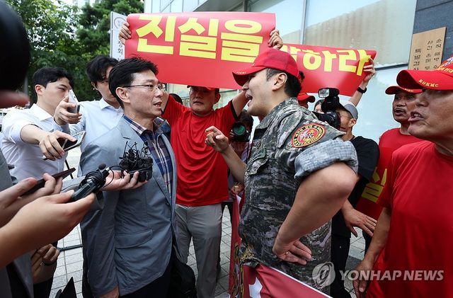 해병대 예비역 연대로부터 항의받는 임성근 전 사단장