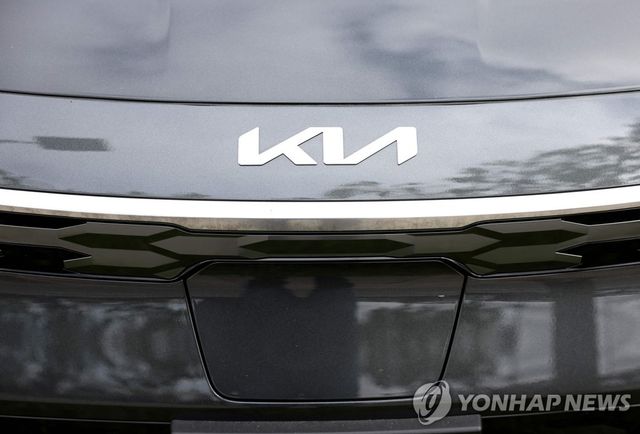 미국 캘리포니아 기아 판매장에 전시된 차량의 로고